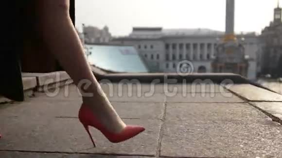 女人腿踩在城市的楼梯上视频的预览图