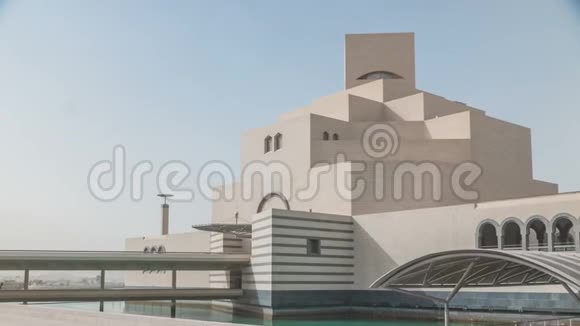 卡塔尔伊斯兰艺术博物馆在多哈康尼切旁边的人造岛屿上展出视频的预览图