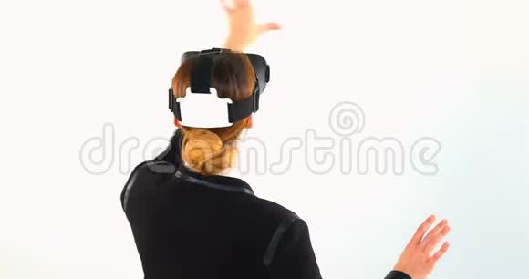 女商人使用白色背景4k的虚拟现实耳机视频的预览图