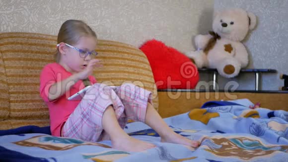 家里用平板电脑的小女孩视频的预览图