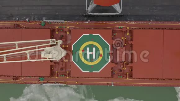 航空4kUHD影像货运船船坞内有工作吊桥以作物流进出口背景视频的预览图