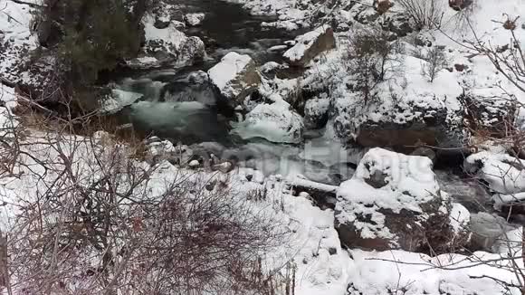 伊西河穿过冰冻的景观视频的预览图