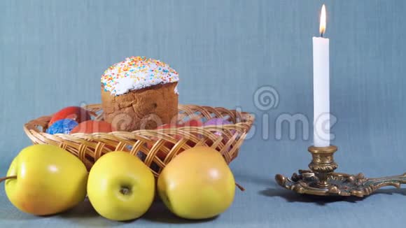旅行相机复活节安排木制篮子里的复活节彩蛋和苹果靠近白色蜡烛视频的预览图