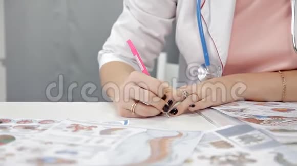 医生在她办公室做文书工作护士处方书写画像视频的预览图