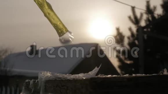 冰纹在肥皂泡上慢慢生长皂泡冻结并形成晶体冬天的背景4k视频的预览图