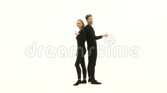 女人和男孩为衣服做广告竖起大拇指白色背景视频的预览图