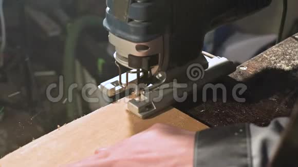 大特写木工用电锯切割木板尘埃粒子和锯片的缓慢运动视频的预览图