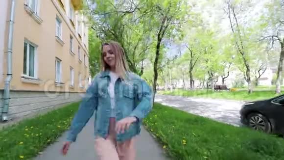 美丽的少女听着音乐漫步在老城区的街道上跳舞快乐的女人视频的预览图