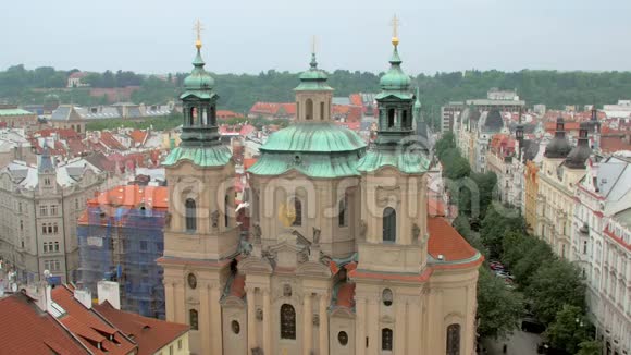 布拉格圣尼古拉教堂从旧钟楼俯瞰视频的预览图
