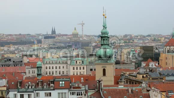 布拉格老城的最高景观是风景如画的红色屋顶视频的预览图
