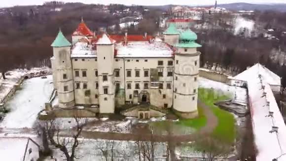 从波兰冬季的诺伊维斯尼茨城堡的高度观看加速视频视频的预览图