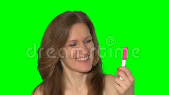 喜气洋洋的女人在镜头前显示积极的怀孕测试和拇指手势视频的预览图