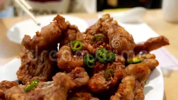 吃中国菜叫炒猪肉小吃视频的预览图