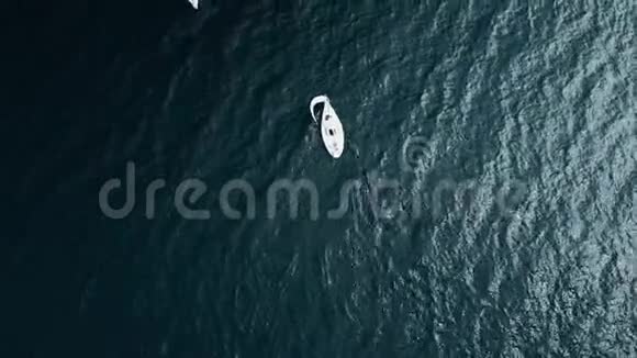 开阔的碧海中帆船的俯视图视频的预览图
