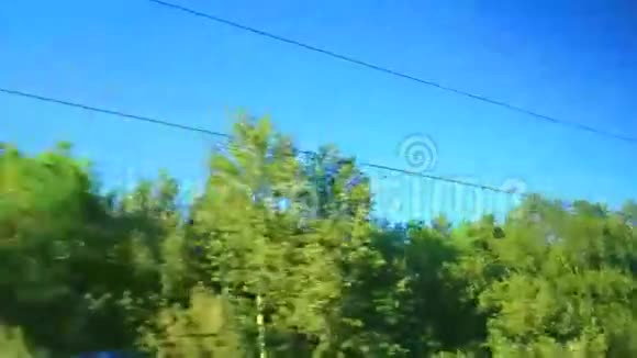 从火车的窗口升起的蓝天视频的预览图