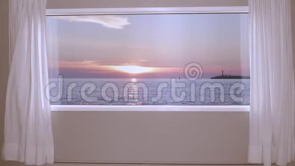 一对夫妇在房间里牵手窗外海面上美丽的日落视频的预览图