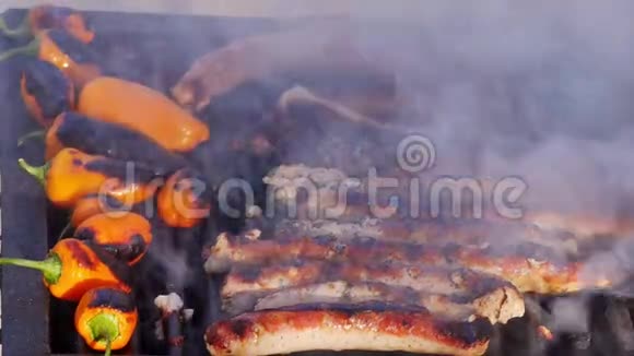 烧烤架上的香肠和辣椒视频的预览图