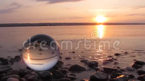 玻璃球水太阳浪滩视频的预览图