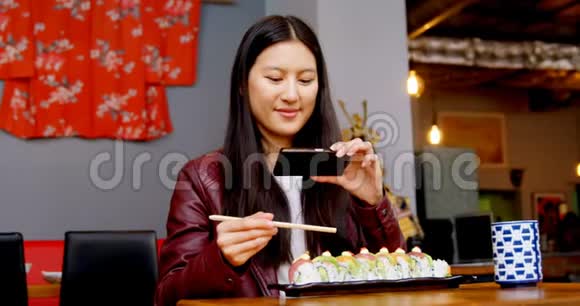 女士用手机4k拍照寿司视频的预览图