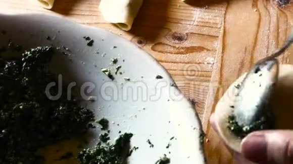 一位意大利女士的手部细节她正在准备意大利饺子里面装满菠菜和意大利乳清干酪视频的预览图
