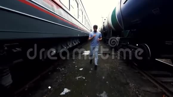 人与影子在两列火车中搏斗视频的预览图