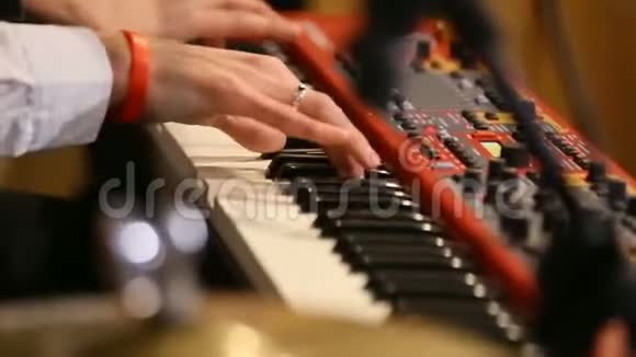 音乐家的手放在钢琴键盘上音乐乐器黑白钥匙播放声音和弦视频的预览图