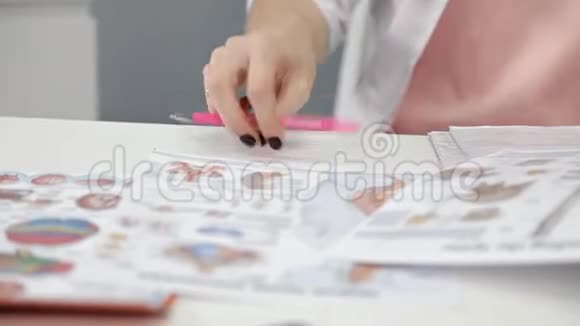 医生在她办公室做文书工作护士处方书写画像视频的预览图