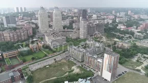 从高处拍摄城市全景视频的预览图