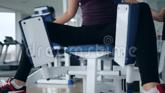 运动中的现代技术女人做运动坐在体育中心视频的预览图