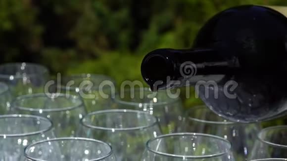 酒从瓶子里倒入玻璃杯慢动作视频的预览图