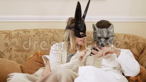沃尔夫和小兔子在智能手机上看有点东西视频的预览图