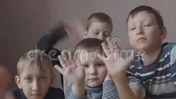 年轻的微笑男孩挥舞着手视频的预览图