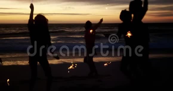 朋友们在海滩上玩星星之火视频的预览图