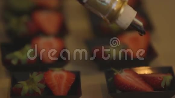 草莓加香醋视频的预览图