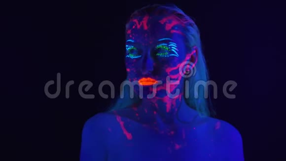在紫外光照射下年轻女孩拥有明亮的身体艺术视频的预览图