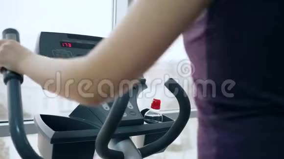 运动综合体椭圆培训员中体重下降的女性视频的预览图