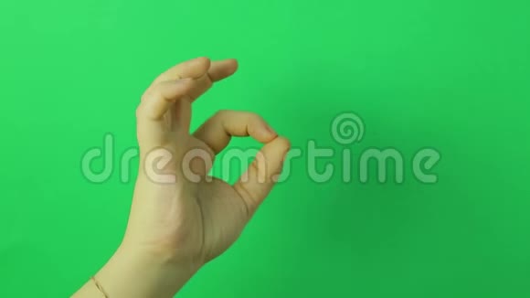 女性手上绿色背景显示手势OK视频的预览图