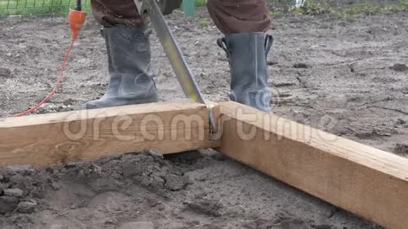 工人用电锯切割木材建筑工人视频的预览图