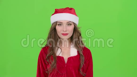 穿着圣诞服装的圣诞老人使恒星花粉膨胀绿色屏幕视频的预览图