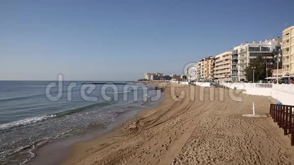 洛斯洛科斯海滩托雷维亚西班牙海浪拍打着沙滩视频的预览图