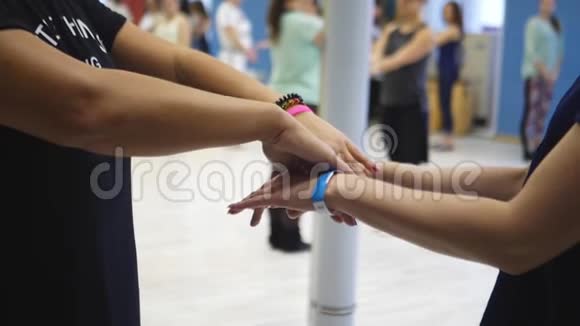 两个女孩的手在跳舞大师班在萨尔萨视频的预览图