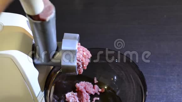 厨师用电动绞肉机把肉末磨碎视频的预览图