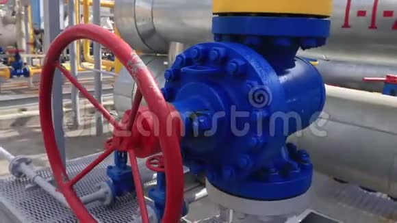 天然气生产和加工厂的阀门和管道系统视频的预览图