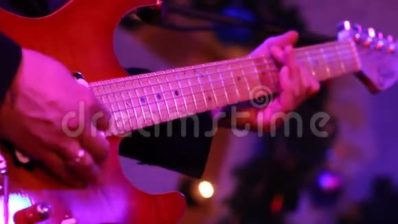 音乐家弹吉他在变色视频的预览图