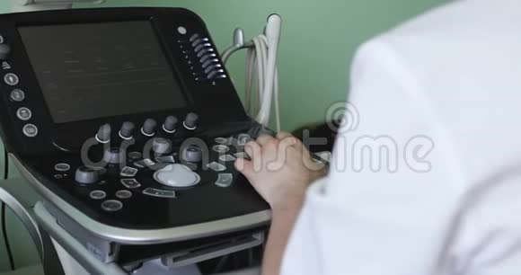 医生在超声波机器上工作点击按钮视频的预览图