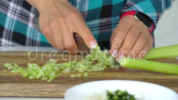 女人手在木切上切芹菜视频的预览图