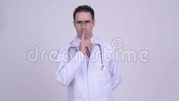 有手指的严肃男医生视频的预览图