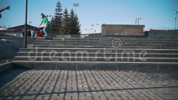 阳光明媚的一天年轻人在城市里跳楼梯视频的预览图