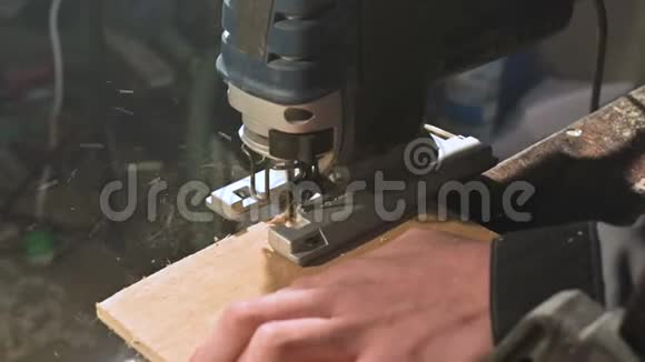 大特写木工用电锯切割木板尘埃粒子和锯片的缓慢运动视频的预览图