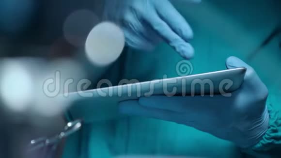 医用手拿平板电脑外科医生使用平板电脑视频的预览图